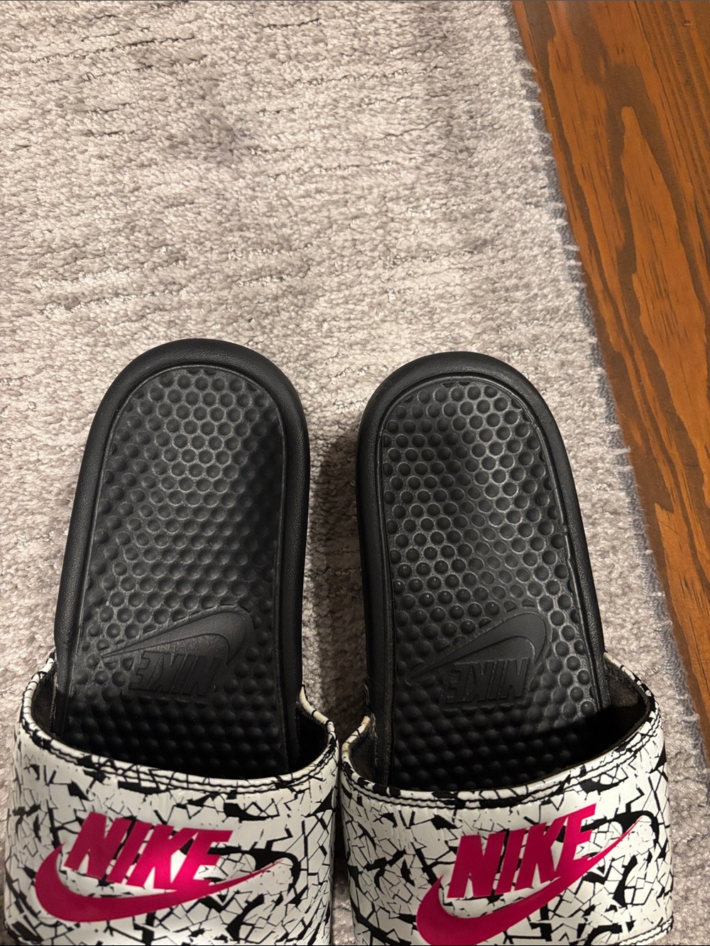 Nike Women’s Black Slide Sandals with White Crackle Strap and Pink Logo size 9 - Picture 2 of 4